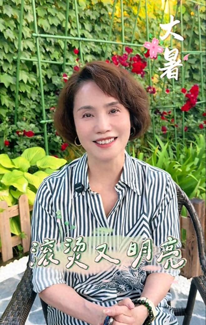 南宫NG28-64岁徐俐和老公赶大集999元买一车二婚老公穿T恤短裤好帅气